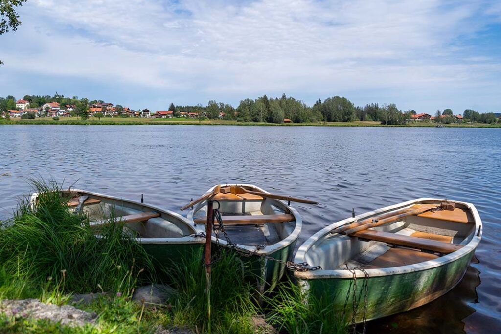 zum-metzgerwirt_entspannen_bad-bayersoien-see-boote-1024x683